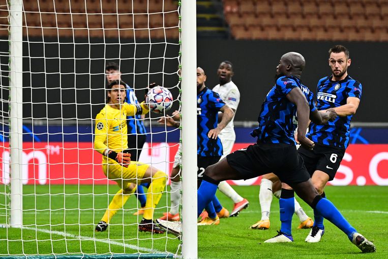 Inter-spits Romelu Lukaku scoort in de Champions League. Na enkele slechte ervaringen met makelaars huurt hij tegenwoordig advocaten in om zijn deals te controleren. Beeld AFP