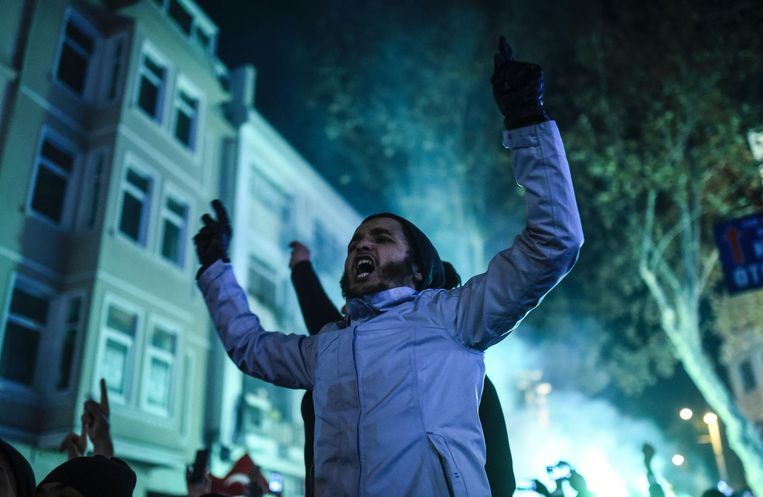 Een Turkse betoger schreeuw leuzen voor de ambassade van Iran in Istanbul. Beeld afp