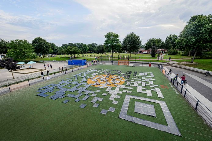Kinderen van vijf zomer-bso's maken de grootste QR-code ter wereld op een veldje naast De Triangel. Er mochten een aantal leerlingen mee met een luchtballon om de QR-code te scannen.