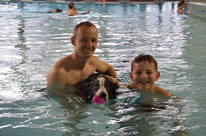 Michael Verlijsen en zijn neefje kwamen met hond Izzy nog één keer zwemmen voor de deuren anderhalf jaar sluiten.