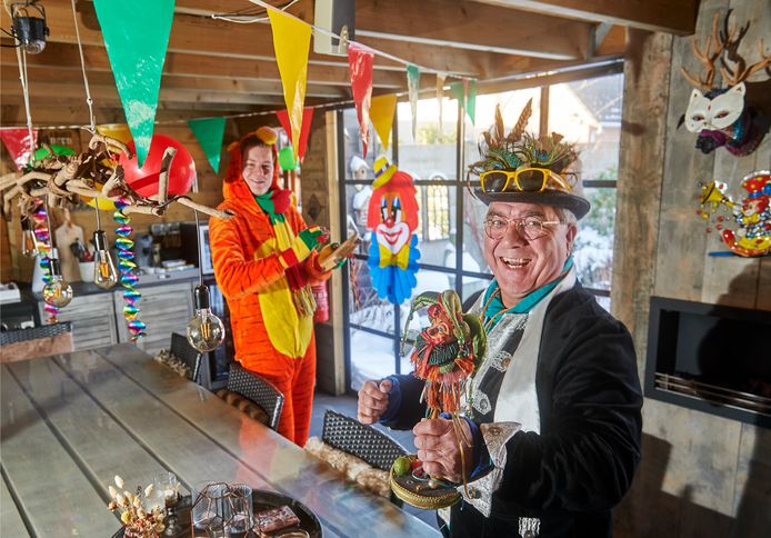Het verdriet van carnaval
Carnavalvierder Jos Golsteijn viert met zijn schoonzoon Julian carnaval in hun versierde tuinhuisje in Berghem.