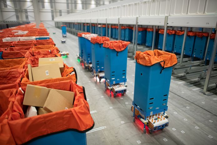 PostNL nam onlangs een gerobotiseerd sorteercentrum voor kleine pakketten in Nieuwegein in gebruik.