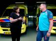 Patricia Sinte Maartensdijk in gesprek met ambulanceverpleegkundige Kees Nieuwland.