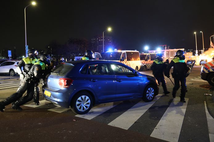 De hulpdiensten hebben het vanavond erg druk met honderden Eritreeërs die met elkaar in botsing zijn gekomen en grote schade aanrichten in de straten van Den Haag.