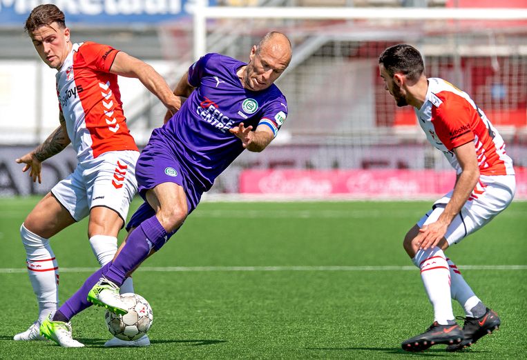 Arjen Robben zet Nick Bakker ( links ) en Lucas Bernadou op het verkeerde been.
 Beeld Klaas Jan van der Weij