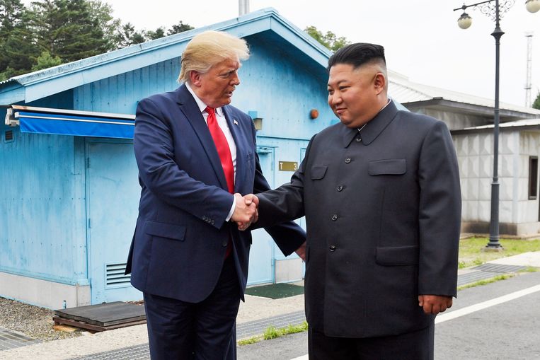 Gezworen vijanden Trump en Kim schudden elkaar de hand: een sterk symbool. Beeld AP