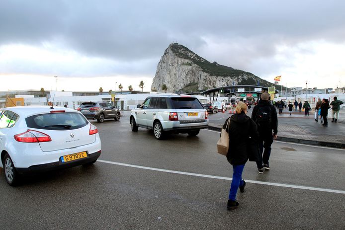 Spaanse grensarbeiders wandelen naar de grensovergang met het Britse schiereiland Gibraltar.