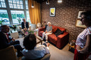 Opeens een volle huiskamer: de 100-jarige An van Veldhuizen-Van Harten met haar kinderen en burgemeester Carol van Eert van de gemeente Rheden.