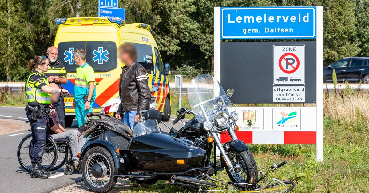 Fietser gewond na botsing met zijspanmotor in Lemelerveld.