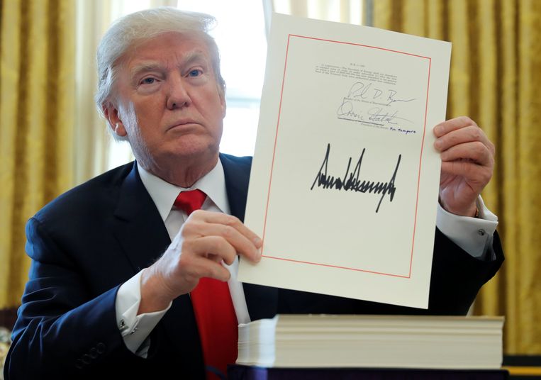 President Trump toont zijn omstreden belastingplan na ondertekening in het Witte Huis. Beeld REUTERS