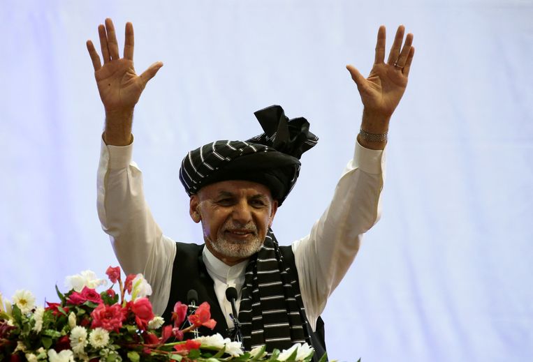 Zittend president Ashraf Ghani tijdens een recente verkiezingsmanifestatie in de Afghaanse hoofdstad Kaboel. Beeld REUTERS