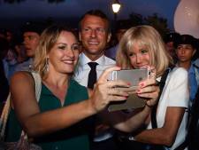 Bain de foule et selfies: la fin de vacances d’Emmanuel Macron