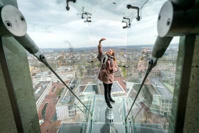 Liftdeur hapert, glazen balkons  Eusebius blijven dicht