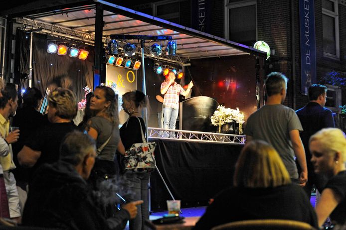 Sfeerfoto Nederlandse muziekavond. Op het podium Stef Ekkel.