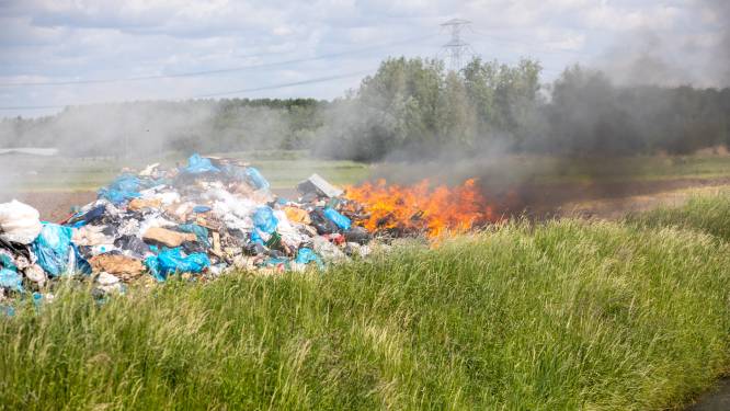 Afval vat vlam in rijdende vuilniswagen in Roosendaal
