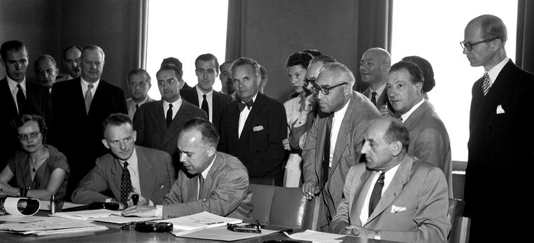 Ondertekening van het Vluchtelingenverdrag in Genève. Beeld RV Red Star Line Museum