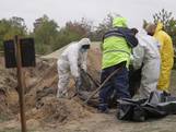 Oekraïners graven lichamen op uit massagraf in Lyman