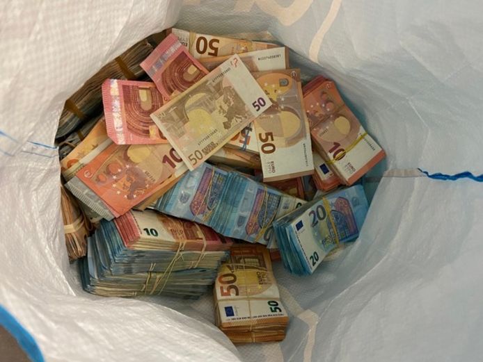 Een deel van het cash geld dat de man uit Libanon in zijn auto had liggen.
