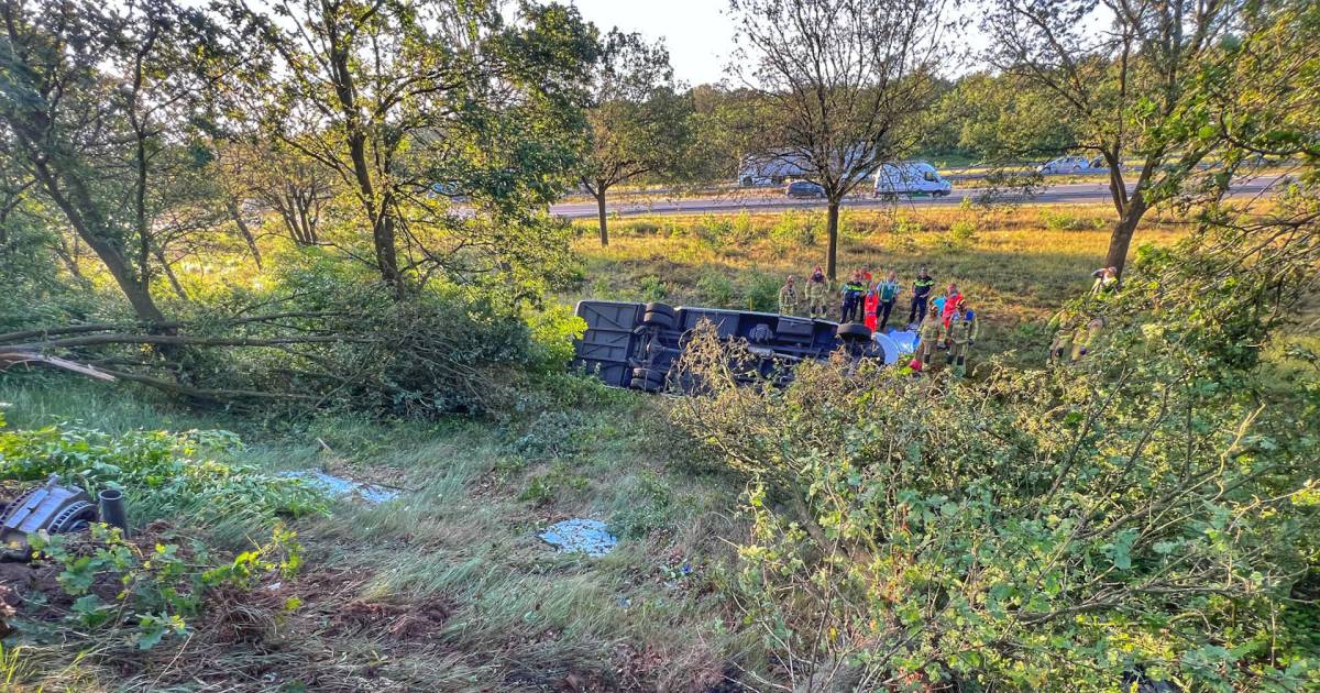 Chauffeur van kleine touringcar overlijdt bij ongeluk op afrit A67 bij Eindhoven.