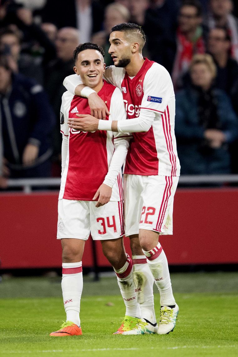 Abdelhak Nouri (links) en Hakim Ziyech vieren de 1-0 overwinning van Ajax in de Europa Leaguewedstrijd tegen Legia Warschau Beeld anp