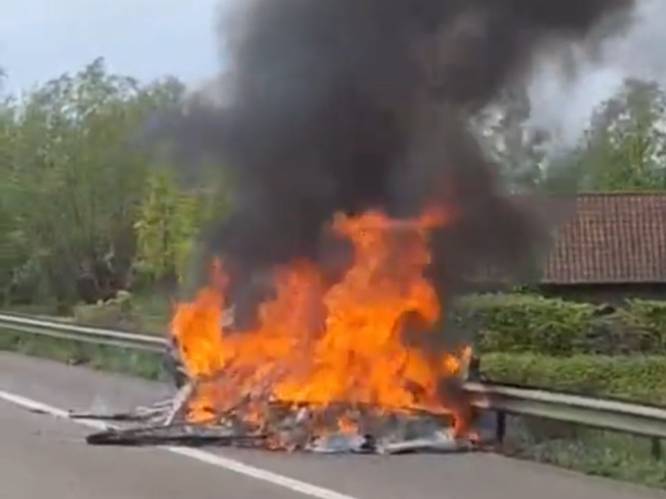 Mobilhome volledig uitgebrand op E17 in Beervelde: “Koppel zeventigers uit Dendermonde ongedeerd”