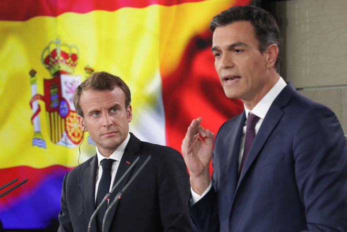Archiefbeeld van de Franse president Macron en de Spaanse premier Sanchez tijdens een persconferentie in 2018.