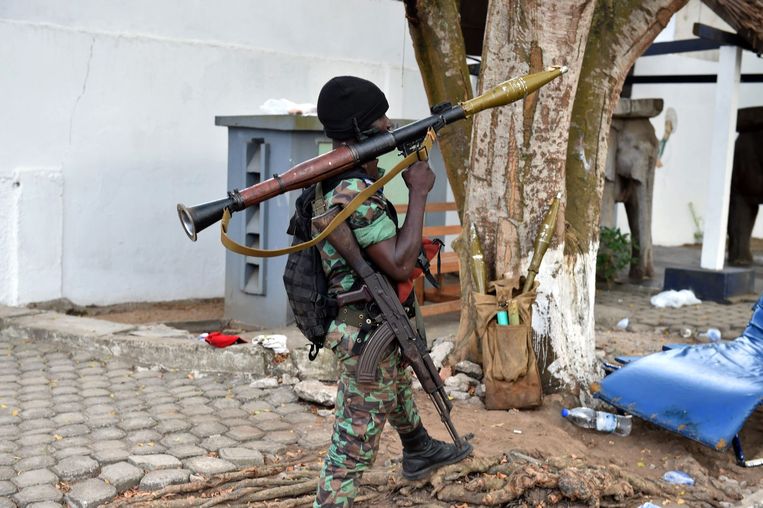 Een soldaat met een bazooka in Ivoorkust. Beeld Afp