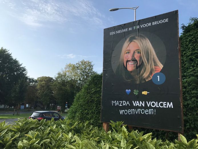 Vlakbij het station van Brugge staat nu de aangepaste versie van het verkiezingsbord van Mercedes Van Volcem.
