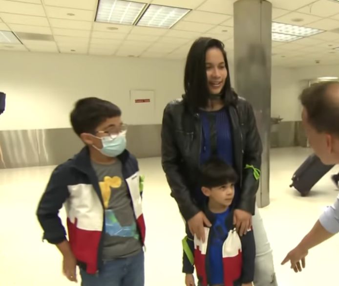Een vrouw die met haar zoontjes uit het vliegtuig ontsnapte.