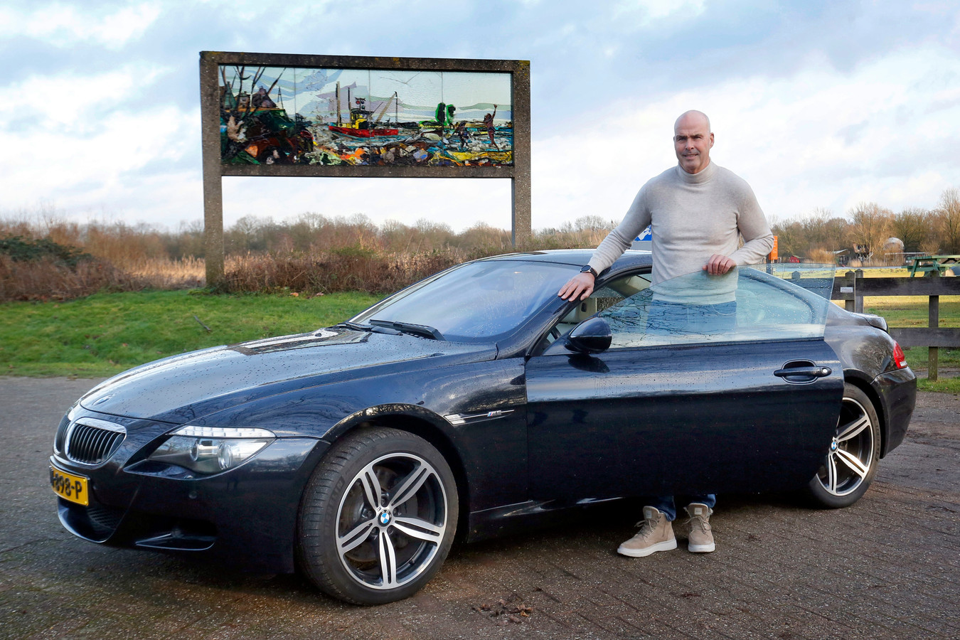 Leo met zijn BMW M6. ,,Deze ziet er ook écht uit zoals-ie rijdt. Sportief, snel, goed.’’