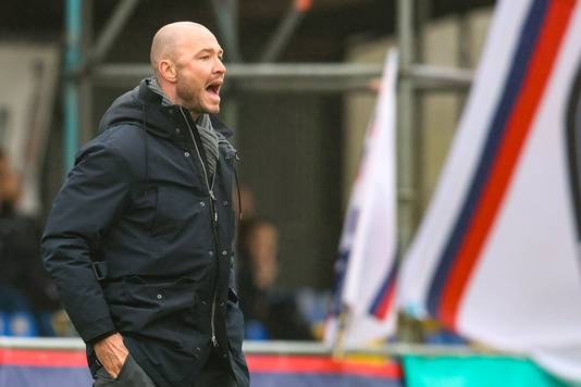 Danny Schenkel is bezig aan zijn laatste seizoen als trainer van de voetbalsters van Ajax.
