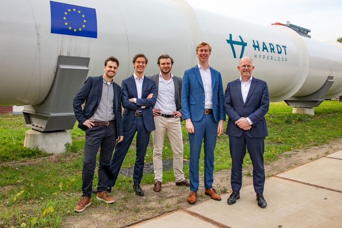 Het team van Hardt Hyperloop met helemaal rechts investeerder Kees Koolen en links van hem Tim Houter