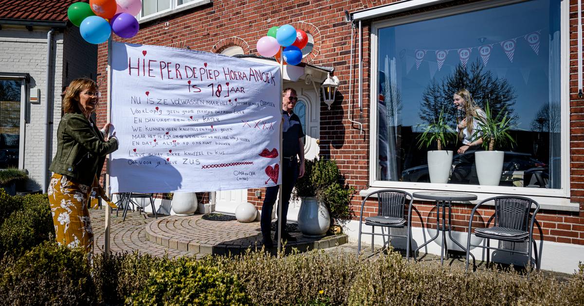 corona-actie' in Enschede: Oma en opa verrassen jarige kleindochter spandoek | Ondertussen in Enschede | tubantia.nl