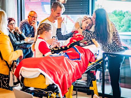 Doodzieke Seb (11) door FC Utrecht met fakkels onthaald: ‘Zijn allerlaatste wens is in vervulling gegaan’