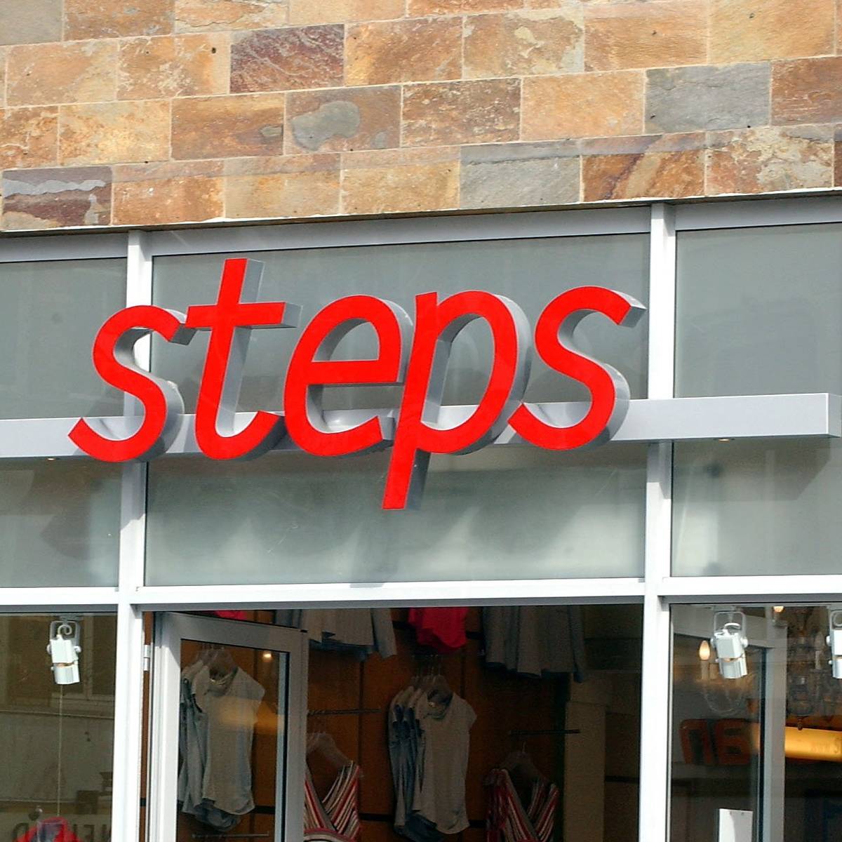 Massale sluiting kledingwinkels Steps en Promiss Economie AD
