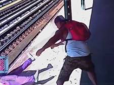 Une femme poussée sur les rails par un inconnu à New York