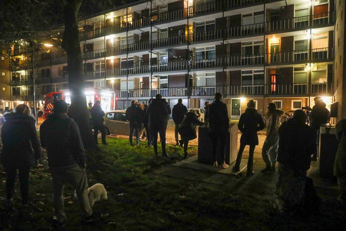 Bewoners werden met eventuele kinderen en huisdieren geëvacueerd.