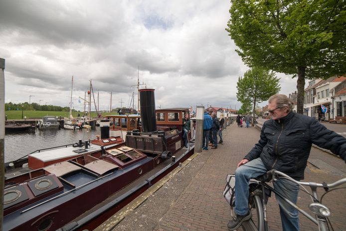 De boten trekken ook de belangstelling van de plaatselijke bevolking.