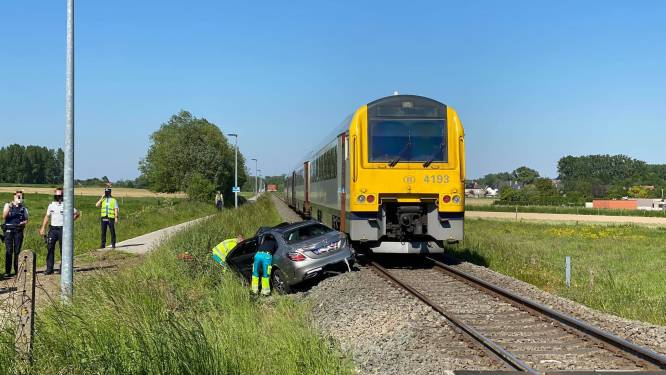 Automobiliste overleeft als bij wonder aanrijding door trein: “Maar de NMBS wil de schade vergoed zien”
