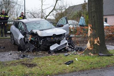 Automobilist gewond naar het ziekenhuis na harde botsing met boom in Gilze