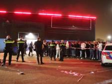 300 feestgangers op straat nadat rookbom afgaat; niemand raakt gewond