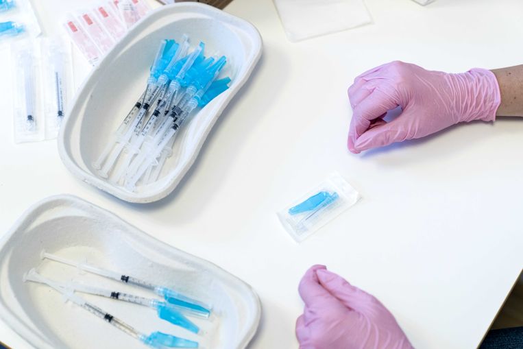 Injectiespuiten worden geprepareerd met het AstraZeneca-vaccin.  Beeld ANP