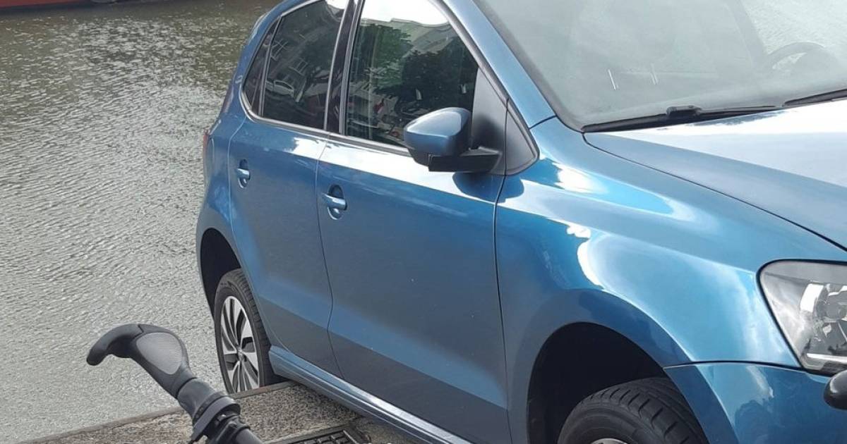 Auto rijdt achteruit en belandt nét niet in het water ‘Oeps! Wel een goed verhaal voor op een