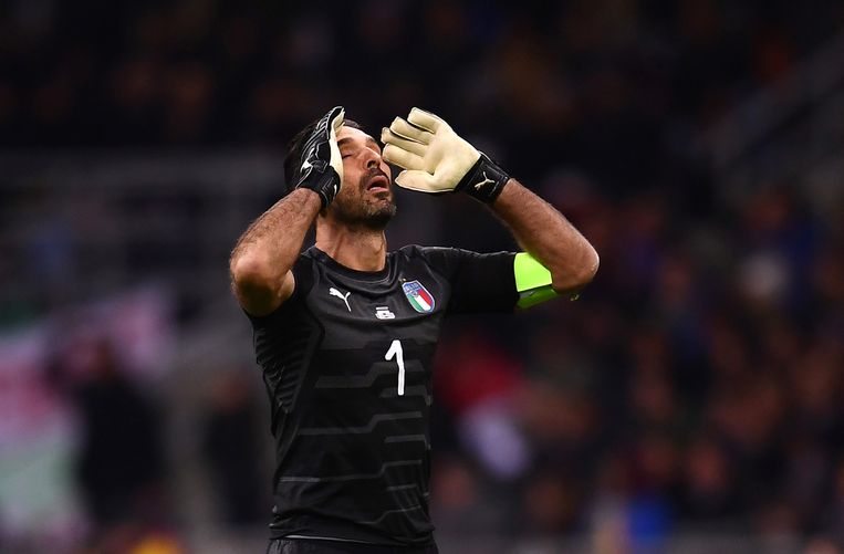 De Italiaanse doelman Buffon weet dat het voorbij is: geen WK voor Italië, en het einde van zijn interlandcarrière. Beeld AFP