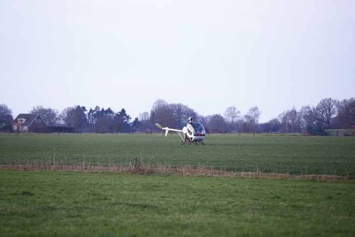 Deze helikopter landde in een weiland in Emst.