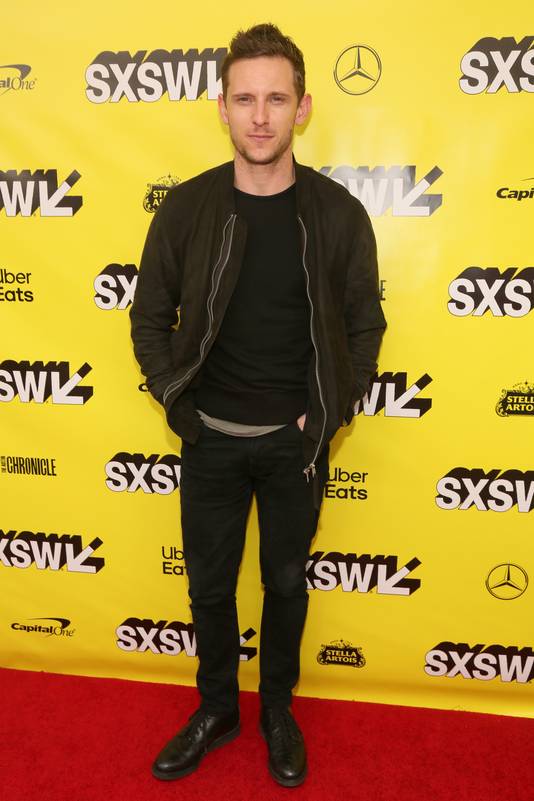 Jamie Bell qui incarne Bernie Taupin, parolier d'Elton John.