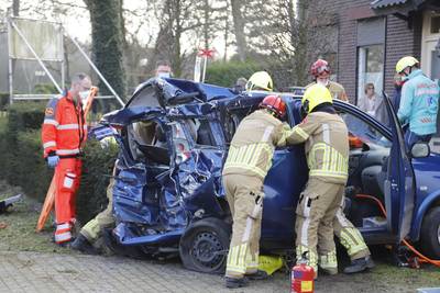 Auto aangereden door tankwagen bij ernstig ongeluk in Afferden