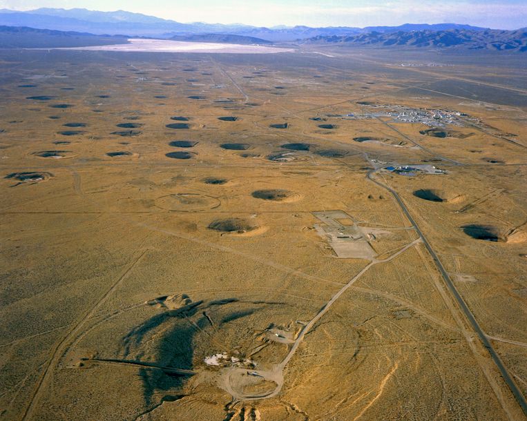 Kraters op een testvlakte voor ondergrondse kernproeven in de Amerikaanse staat Nevada. Beeld BELGAIMAGE
