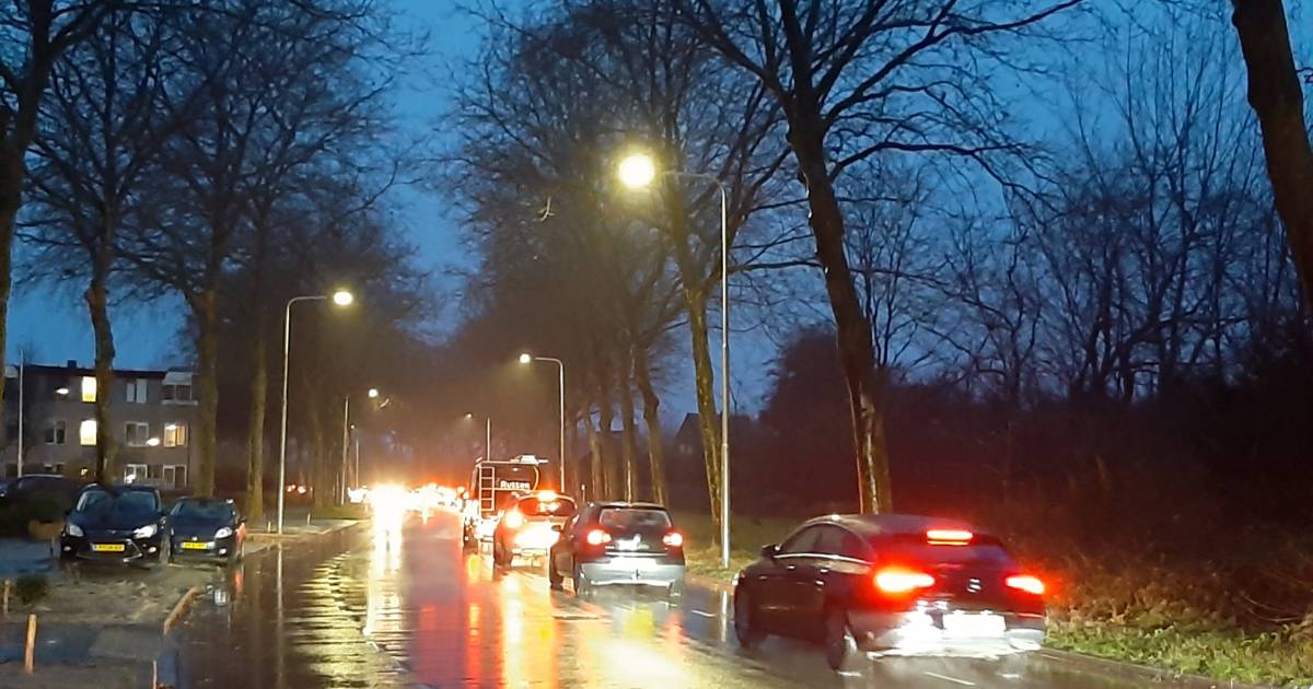 Belangrijke weg in dorp is jaar dicht, op dag 1 is het filerijden: ‘Normaal is het hier heel rustig’