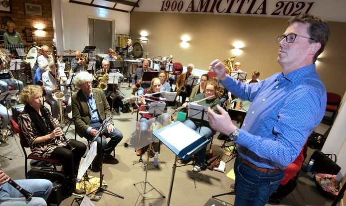 Oud burgemeester Patrick van den Brink hanteert de dirigeerstok tijdens een repetitie van de plaatselijke fanfare, voor een lokale variant op het tv-programma Maestro.